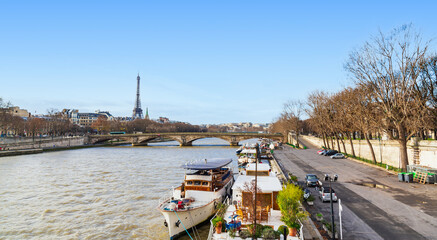Fototapeta na wymiar 世界遺産　パリのセーヌ河岸　冬景