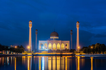 Fototapeta na wymiar Mosque at twilight