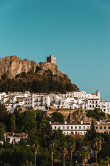 Pueblo de montaña al atardecer