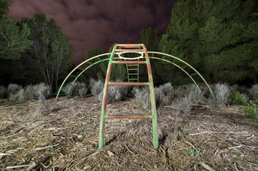 imagen nocturna de un parque infantil abandonado 