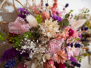 天井からつるされた美しく上品なドライフラワー