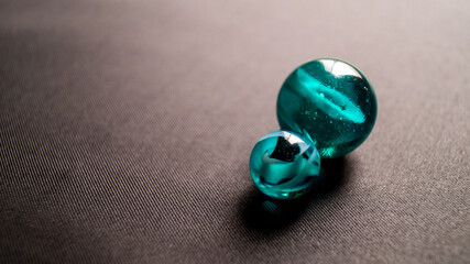 Canica con fondo negro