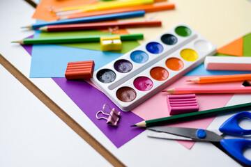 Naklejka premium Top view blank office desk table withempty space, computer keyboard, notebook and other office supplies on wooden boards. Back to school. Flat lay