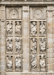 Detalle relieves y esculturas de los doce apóstoles en la puerta santa de la catedral de Santiago de Compostela, España