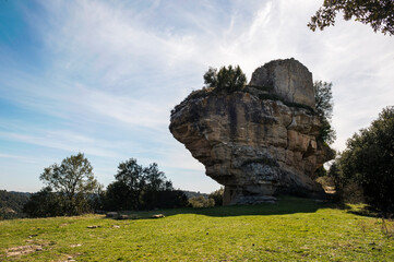 Castillo de Castellcir, castillo de piedra sobre una roca gigante con el cielo nublado 