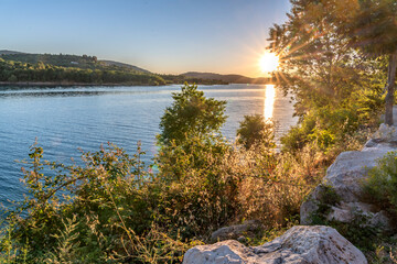 Coucher de soleil sur le lac de Sainte Croix dans le Verdon en Provence dans le Sud de la France