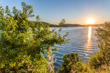 Coucher de soleil sur le lac de Sainte Croix dans le Verdon en Provence dans le Sud de la France
