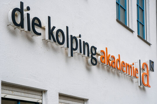 Schriftzug der Kolping- Akademie an der Fassade in Landsberg am lech