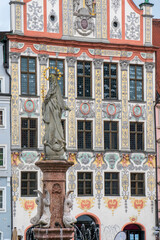 Fototapeta premium Stadt Landsberg am Lech in Bayern mit dem historischen Rathaus und Marienbrunnen am Hauptplatz