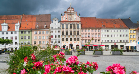 Fototapeta na wymiar Stadt Landsberg am Lech in Bayern mit dem historischen Rathaus und Marienbrunnen am Hauptplatz