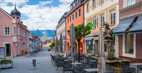 Fototapeta na wymiar Die historische Fußgängerzone in der Altstadt von Murnau im blauen Land Oberbayern