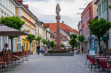 Die historische Fußgängerzone in der Altstadt von Murnau im blauen Land Oberbayern