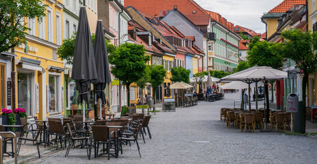 Die historische Fußgängerzone in der Altstadt von Murnau im blauen Land Oberbayern - obrazy, fototapety, plakaty