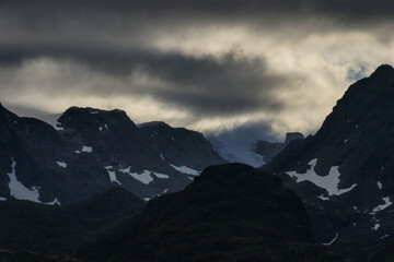 Norwegische Berge mit Schnee