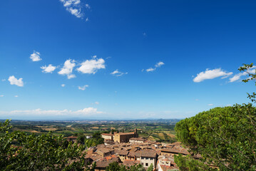 Fototapeta na wymiar Vista panoramica di un luogo famoso in Italia. San Gimignano è un borgo medievale in Toscana. 