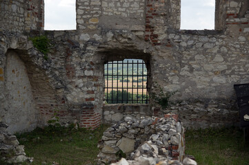 Fragment starego muru ze stalową kratą
