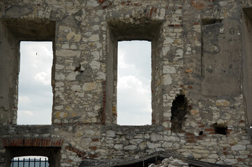 Fototapeta na wymiar Fragment starego muru z otworami okiennymi