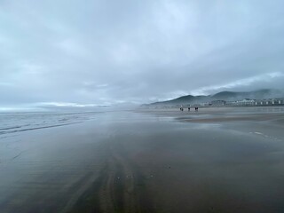 Fototapeta na wymiar storm on the beach - low tide 