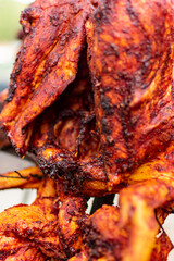 pollo adobado para ahumar en asador de cruz.

pollo asado.

pollo adobado