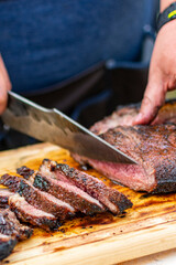 corte de res.
corte de res al carbón.
corte cowboy al estilo cavernícola.
manos cortando carne de res en una tabla de madera.   