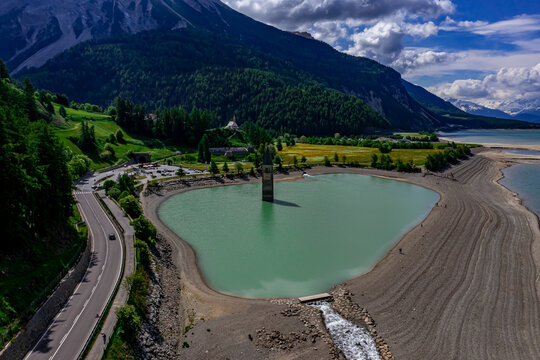 Kirchturm von Altgraun am Reschen Pass Luftbilder | Hochaufl&ouml;sende Luftbildaufnahmen vom Reschen Pass