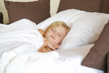 Obraz na płótnie Canvas Sweet toddler girl sleeping in bed