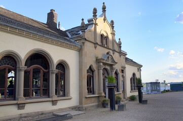 Fototapeta premium Ehemalige Warte- und Schalterhalle der Personenschifffahrt am Ufer des Rheins in Eltville 