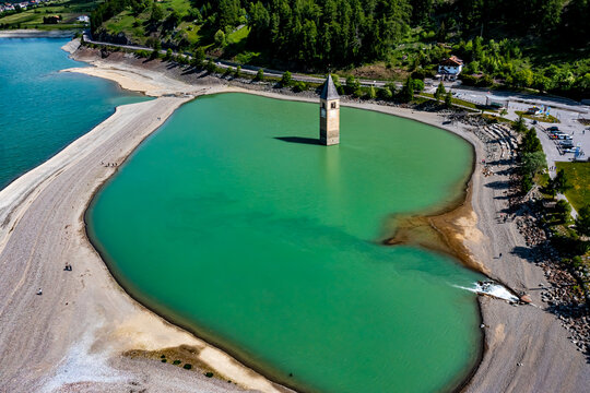Kirchturm von Altgraun am Reschen Pass Luftbilder | Hochaufl&ouml;sende Luftbildaufnahmen vom Reschen Pass