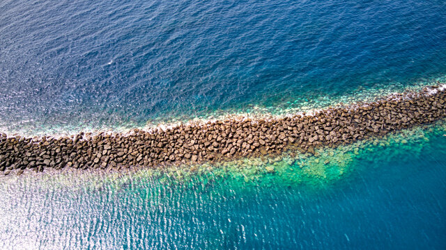 Espig&oacute;n de la playa de las Teresitas en Tenerife, Canarias.