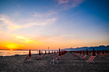 spiaggia al tramonto 03 - ombrelloni, spiaggia e mare nella luce del tramonto