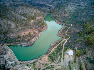 Foto a√©rea con dron de la presa del Mulato en Gran Canaria, Canarias. - obrazy, fototapety, plakaty
