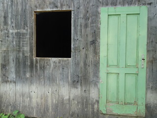 Fototapeta na wymiar Hausfassade mit offenem Fenster