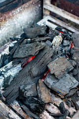 carbón encendido

 brasas de carbón.

carbón encendido en asador    