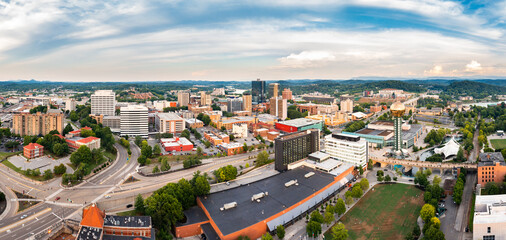 Aerial panorama of Knoxville, Tennessee skyline on a late sunny afternoon, viewed from above Worlds Fair Park. Knoxville is the county seat of Knox County in the U.S. state of Tennessee. - obrazy, fototapety, plakaty