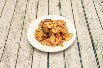 Typical and super tasty recipe from a Chinese restaurant. Prawns sauteed with bamboo and Chinese mushrooms