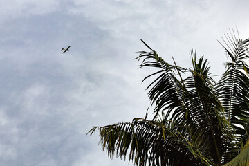 Avi&atilde;o cruzando o c&eacute;u