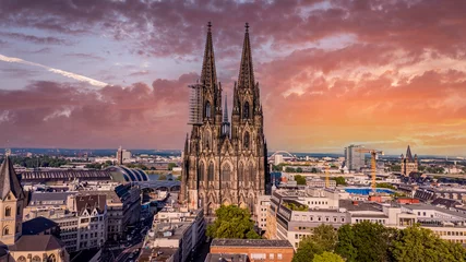 Kölner Dom - die ikonische Kirche im Stadtzentrum - Luftaufnahme - KÖLN DEUTSCHLAND - 25. JUNI 2021 © 4kclips