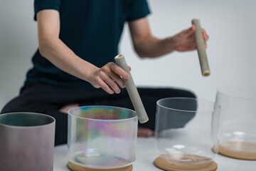 クリスタルボウルによるサウンドバス 手元アップ, アジア系 男性の演奏者