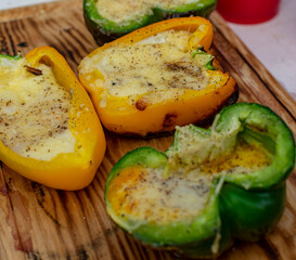 pimiento morrón con huevo y queso a la parrilla.

ají dulce con huevo y queso parmesano a la parrilla.