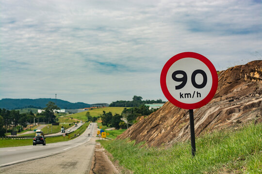 Brazilian signpost for 90km maximum speed on the road