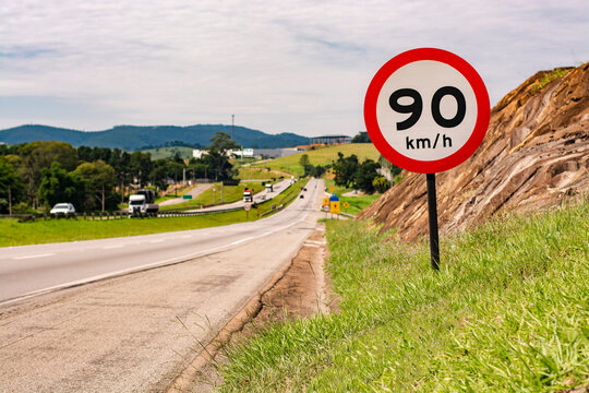 Brazilian signpost for 90km maximum speed on the road