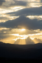 美しい夕暮れの空の薄明光線

