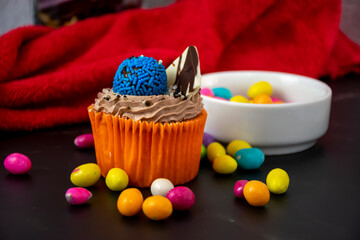 Cupcake é um bolo pequeno, geralmente servido individualmente e decorado com glacê ou frosting. 