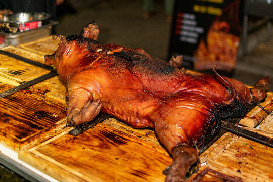 cerdo asado al carb&oacute;n en asador de cruz.

cerdo ahumado al carb&oacute;n en asador de cruz.

cerdo asado.

cerdo asado en parrillada campestre.