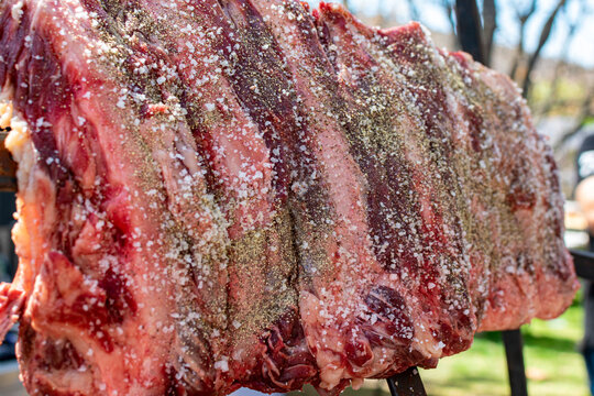costillas de res sal pimentadas.
costillas de res antes de ponerla en el asador.