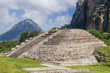 Pir&aacute;mide mesoamericana prehisp&aacute;nica en un pueblo m&aacute;gico de M&eacute;xico. Aztecas, mayas, toltecas, olmecas. Cultura mexicana y turismo. 