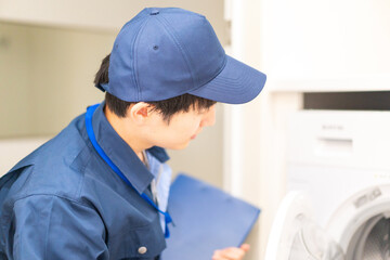 Obraz premium 住宅の点検をする作業服の男性