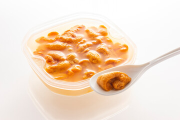 
鮮度を保つ為に海水と同じ塩分濃度の塩水で保存された生ウニ
