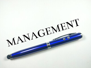 Obraz premium Text MANAGEMENT with blue pen on a white background.