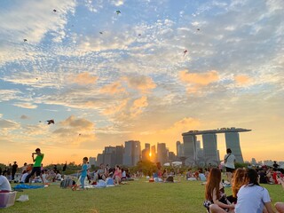 people enjoying the sunset in Singapore - obrazy, fototapety, plakaty